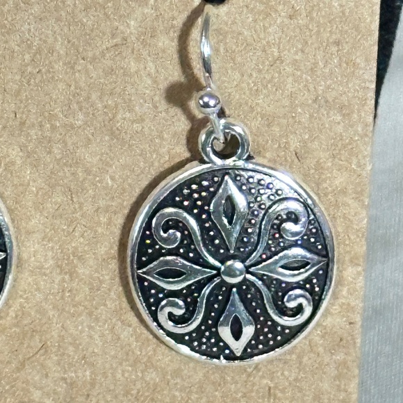 2/$20 Silver tone round disk  Celtic style filigree floral hook earrings NWOT - Picture 4 of 10